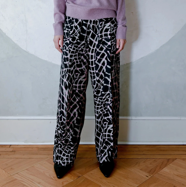 Pluos Pant, Folds