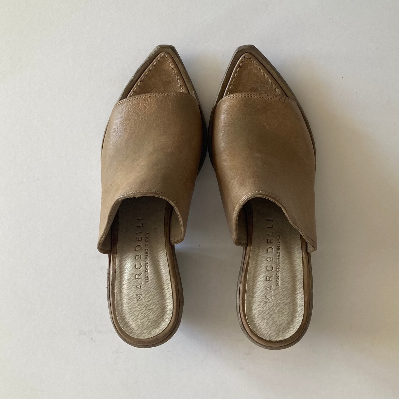 Cleo Slide, Saddle