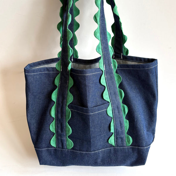 Medium Tote, Green Scallop